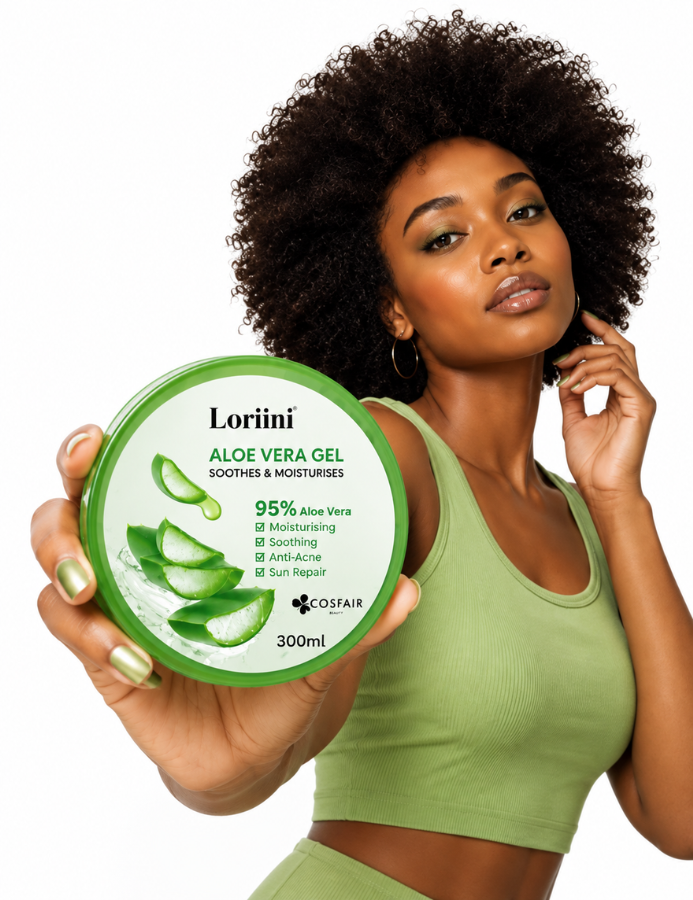 Frau präsentiert Loriini Aloe Vera Gel 300 ml vor weißem Hintergrund – feuchtigkeitsspendende Pflege mit 95 % Aloe Vera für Haut und Haar.